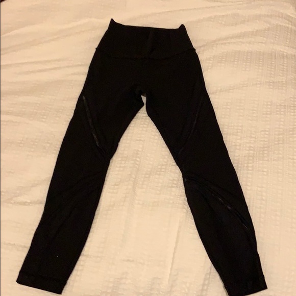 Black Lululemon leggings with mesh - Picture 9 of 12